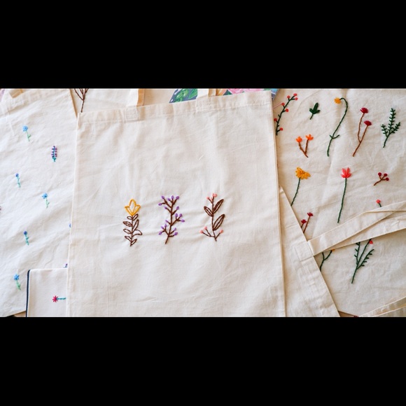 Flower embroidered tote bag, hand canvas bag, minimalistic reusable bag - Picture 2 of 5